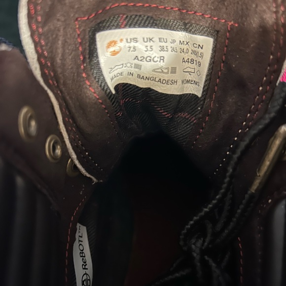 Like new! Pony hair Timberland lug sole boots. - Picture 5 of 7